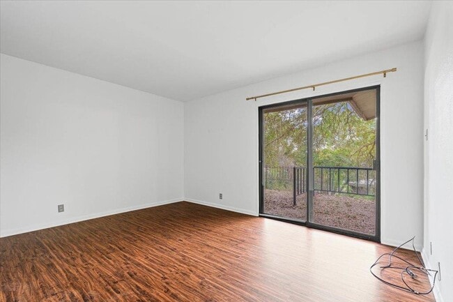 Building Photo - 313 Comet