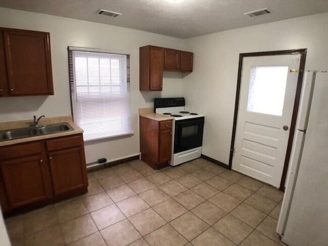 Building Photo - 3 Bedroom apartment in Niles!