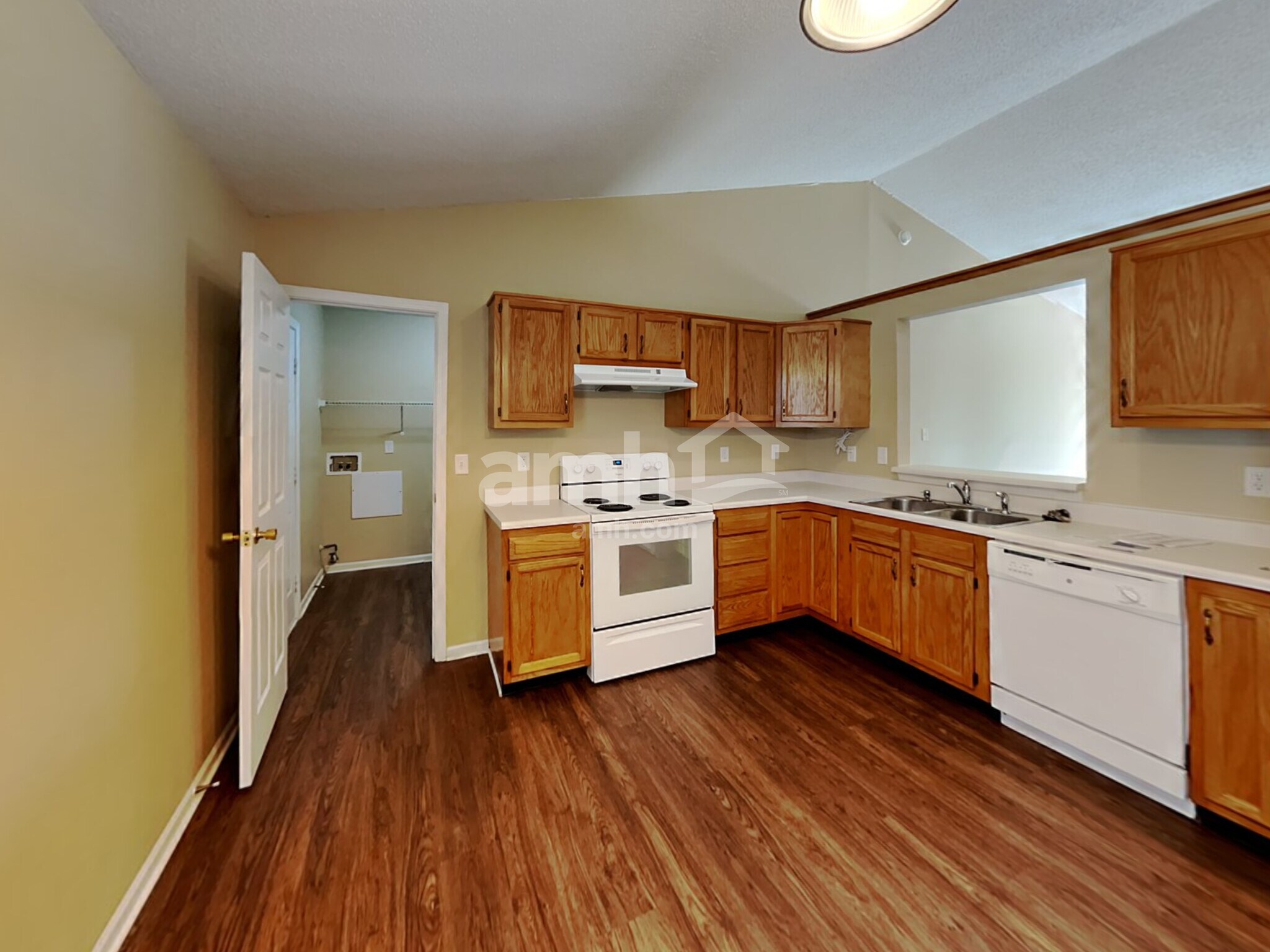 Building Photo - 950 Millbrook Dr