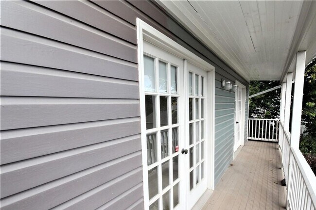 Building Photo - Updated Downtown Frederick Property in prime location available mid August!
