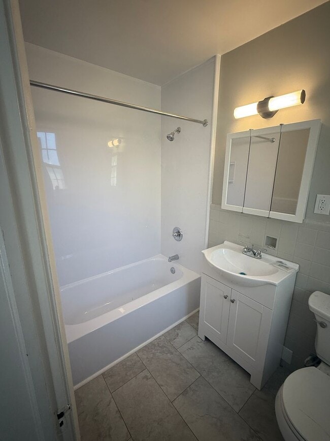 Building Photo - Huge 1 Bedroom Apartment, in the Near west End with an extra den space!