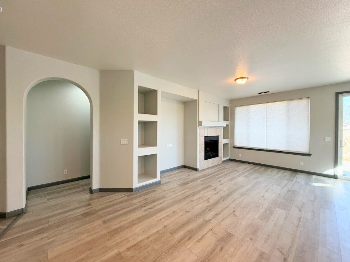 Building Photo - 633 Chandon Dr