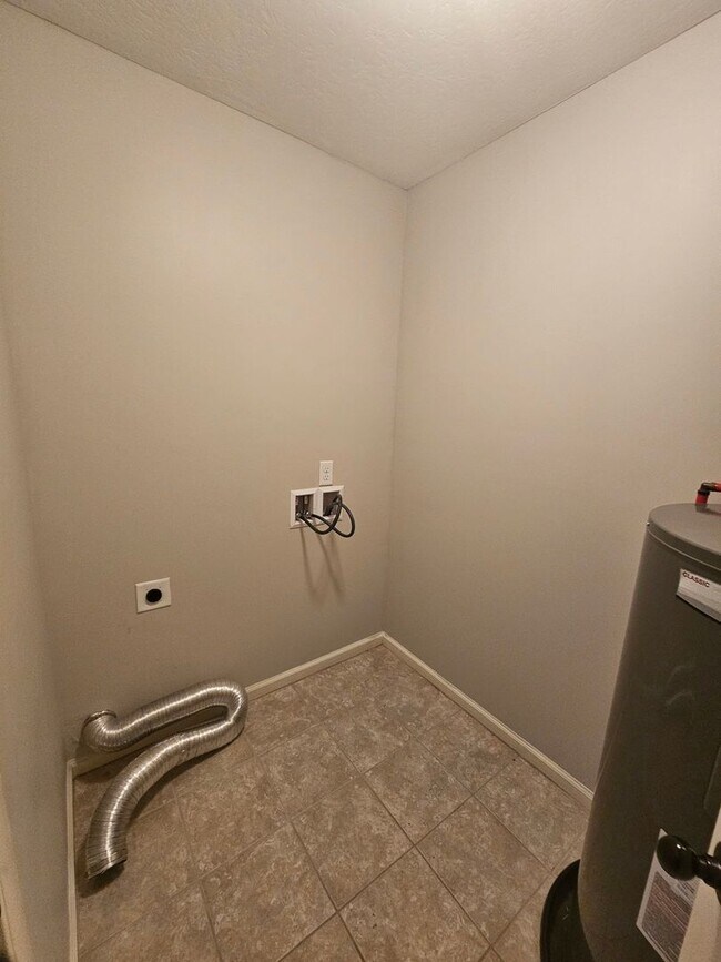 Building Photo - Modern 3Bed/2.5-Ba Townhome in PCB – Resor...