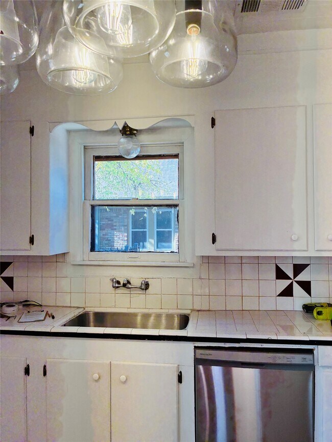 Building Photo - 702 Caplin St