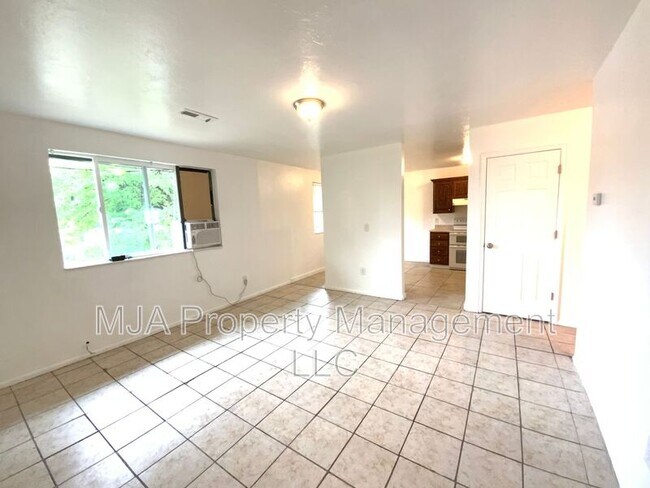 Building Photo - 2523 S Lakecrest Dr