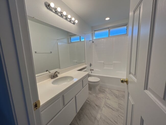 Building Photo - Charming 3 Bed, 3 Bath Home in Corona