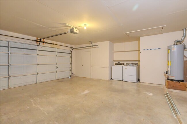 Building Photo - 2308 Hillcrest Dr