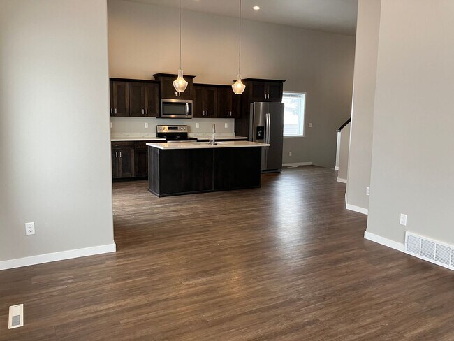 Building Photo - 4 Bed 2.5 Bath Single Family Home