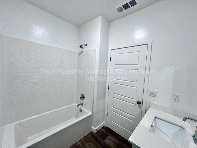 Building Photo - 6088 E Giavanna Ave