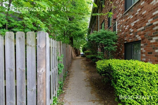 Building Photo - 2 Bedroom Apartment in Pittsburgh! Great L...