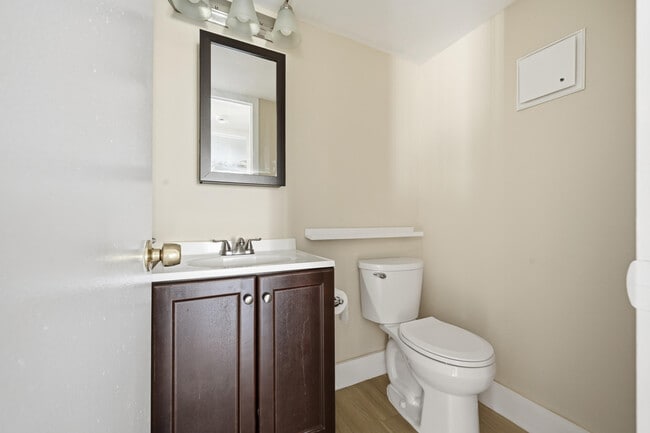 Building Photo - 476 Fanshaw L