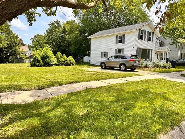 Building Photo - SPACIOUS 4 BEDROOM HOME READY TO WELCOME YOU