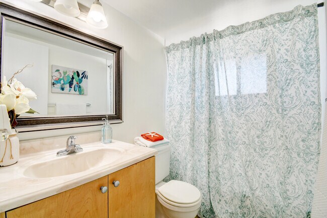 Building Photo - 420 NE 17th Ave