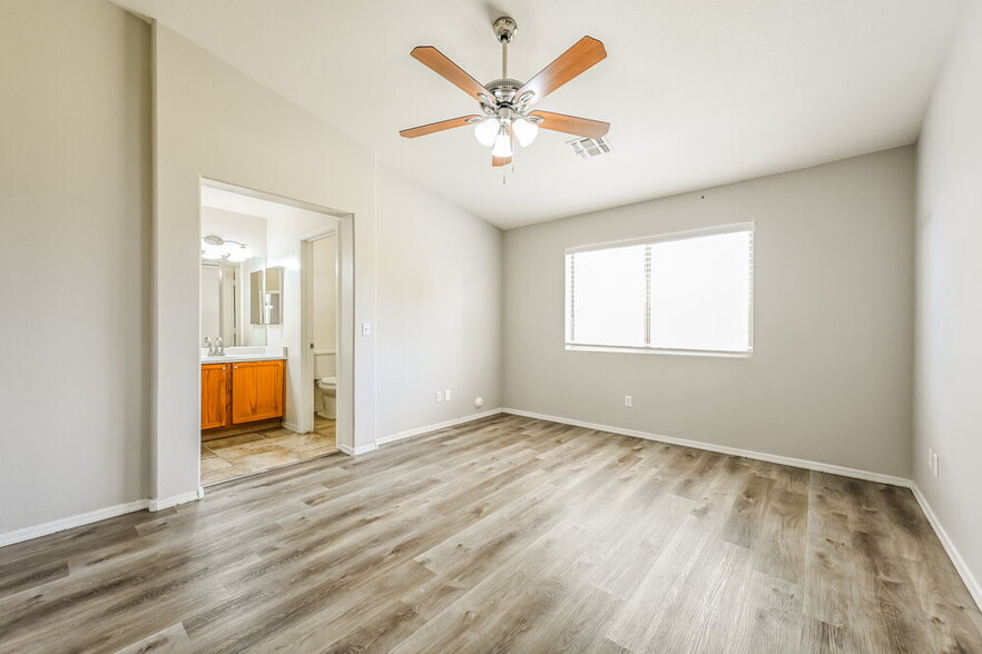 Building Photo - 9238 W Potter Dr