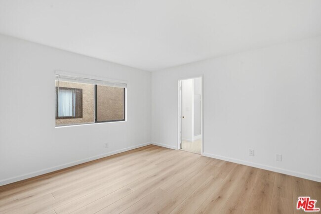 Building Photo - 1423 S Bentley Ave