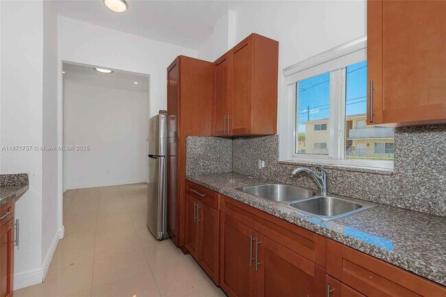 Building Photo - 1013 SW 7 ST Miami FL 33130