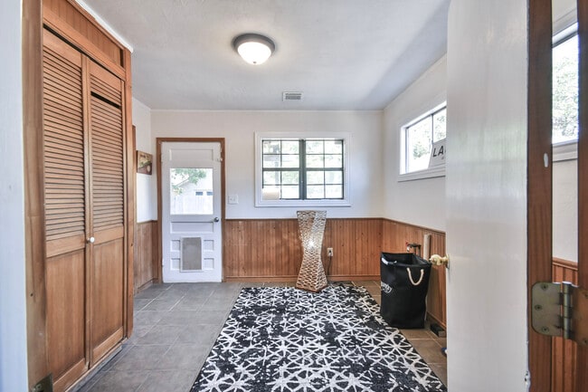 Building Photo - 1001 W Hackberry Ave