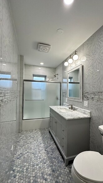 Building Photo - 5226 N Bernard St