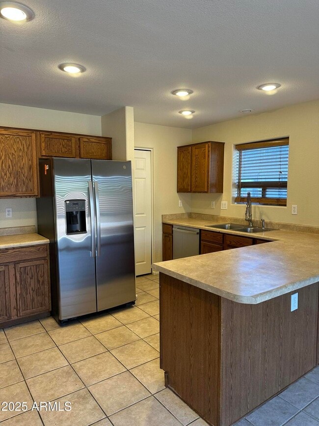 Building Photo - 41579 W Warren Ln