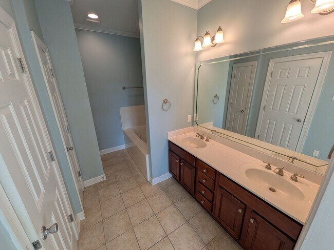 Building Photo - Beautiful 3 Bedroom, 2.5 Bath Home Located in the Kings Grant Golf Community!