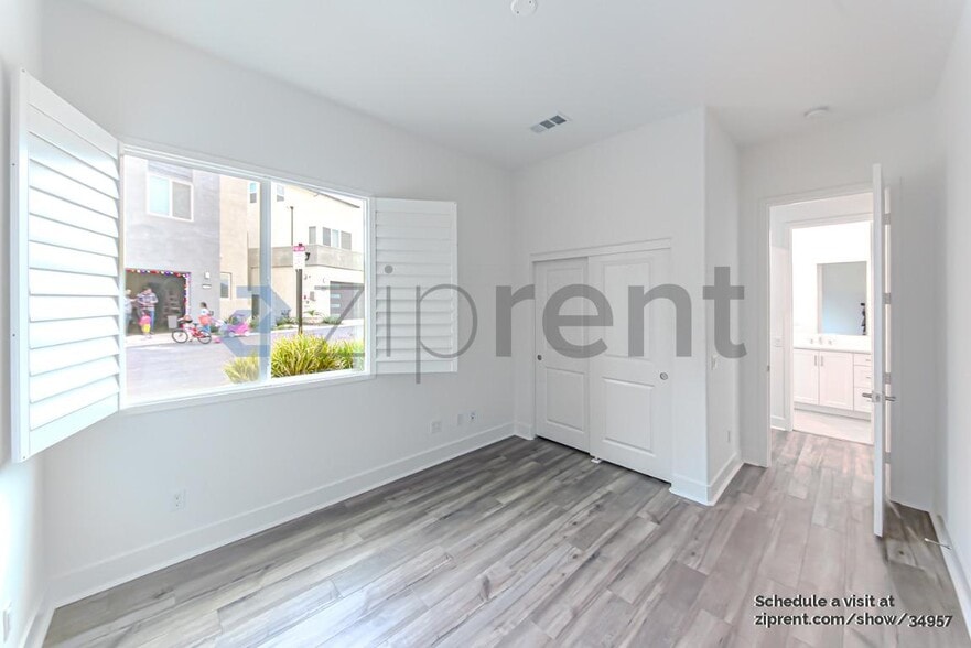 Building Photo - Unit