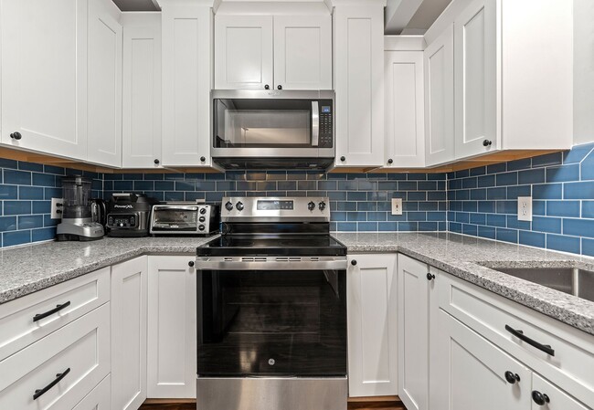 Building Photo - 3 Bedroom 2 Bath Chapel Hill Home - Available in early August! Near Southern Village