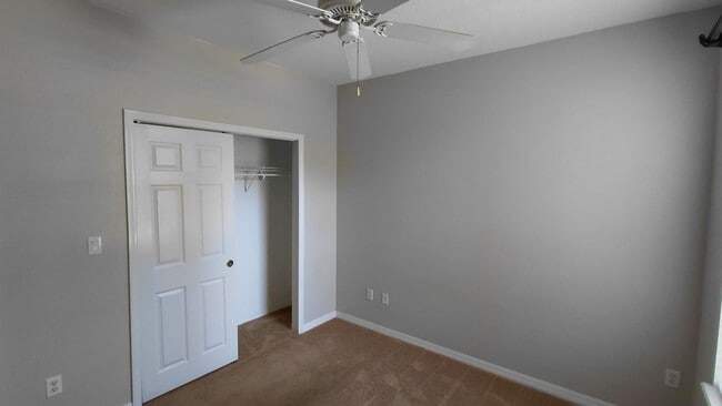 Building Photo - 3 Bedroom, 2 Bath Condo in Lakeside at Lak...