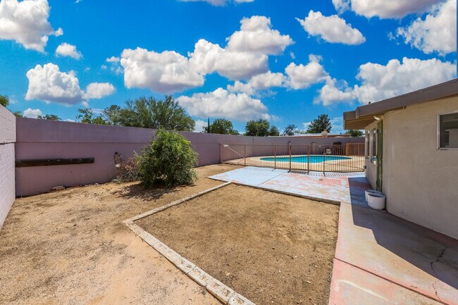 Building Photo - 3221 S Grady Ave