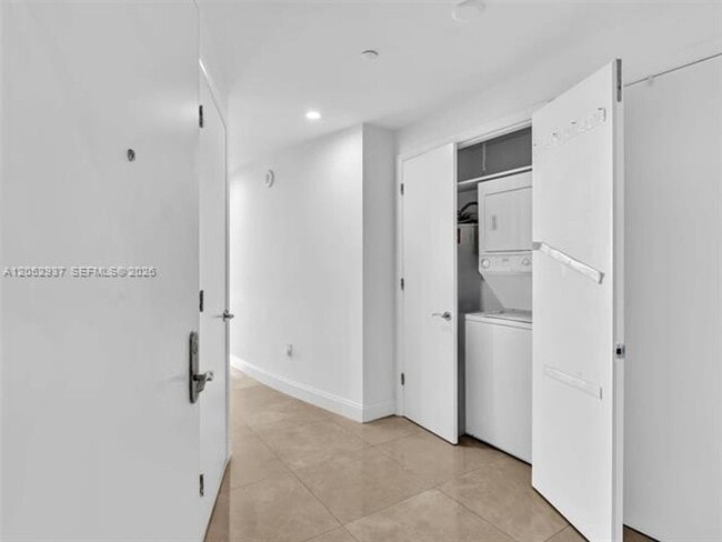 Building Photo - 17001 Collins Ave