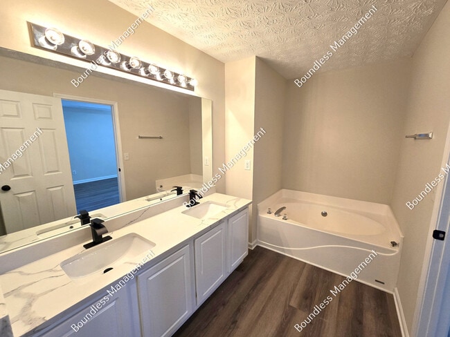 Building Photo - 4593 Parkway Cir