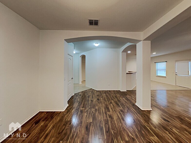 Building Photo - 440 Stonebrook Dr