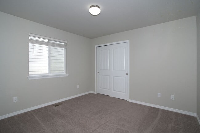 Building Photo - 5 Bed 3 Bath 3 Car Garage Rancher!!!