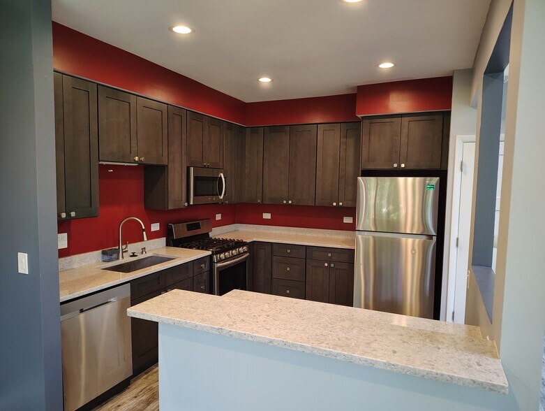 Building Photo - 667 Woodhaven Dr