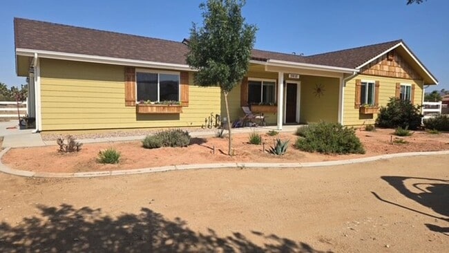 Building Photo - Immaculate Custom 1 Story on Shared 2.5 acres