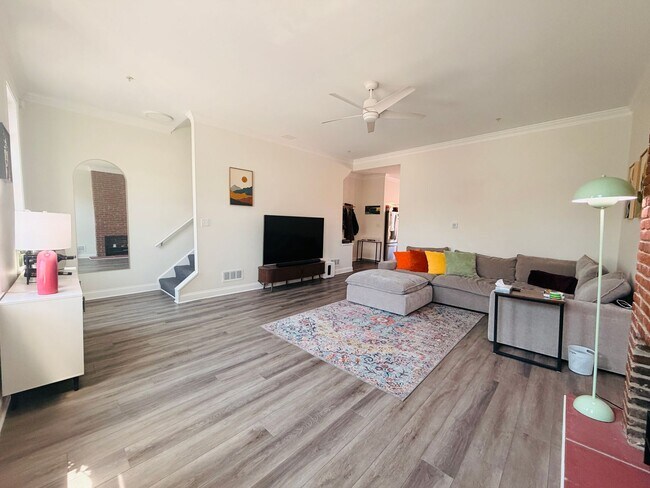 Building Photo - 2 bedroom in Lawrenceville with Deck and Parking Spot!