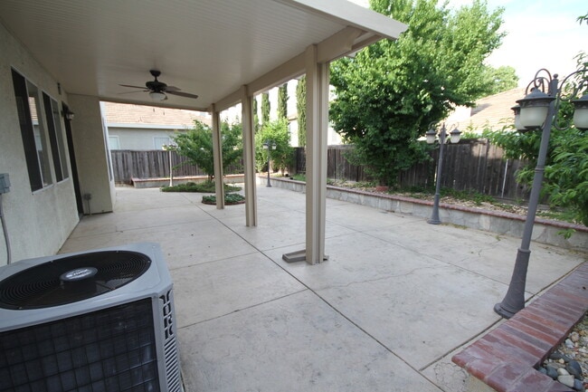 Building Photo - Located in Stonelake, 4 Bed, 2.5 Bath Elk ...