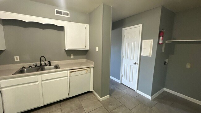 Building Photo - 224 Greenleaf Cir