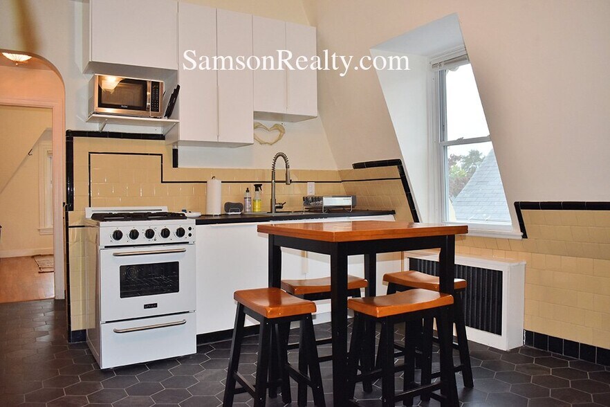 Building Photo - 368 Thayer St