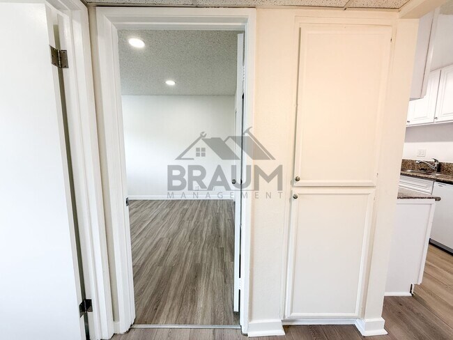 Building Photo - 14801 Delano St