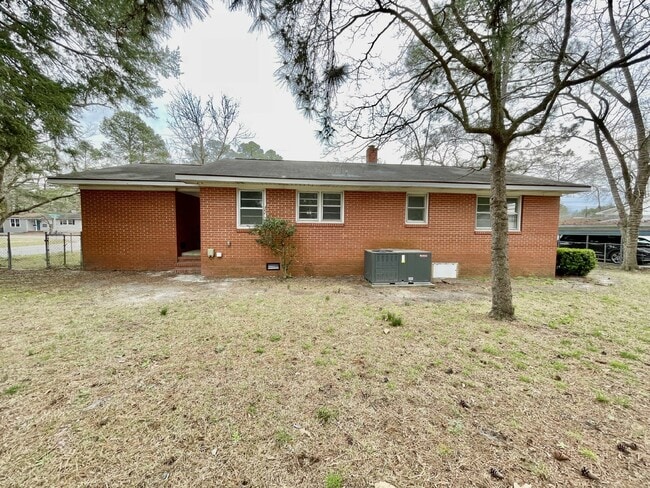 Building Photo - 3 Bed, 1 Bath Nest In Raeford