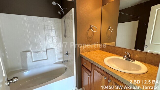 Building Photo - Bright 2 BD | 2.5 BA Townhome with A/C and Parking - Tigard