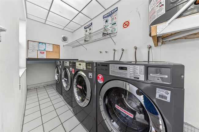 Building Photo - 6417 Bay Club Dr