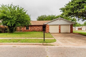 Building Photo - 3 Bed 2 Bath in OKC!
