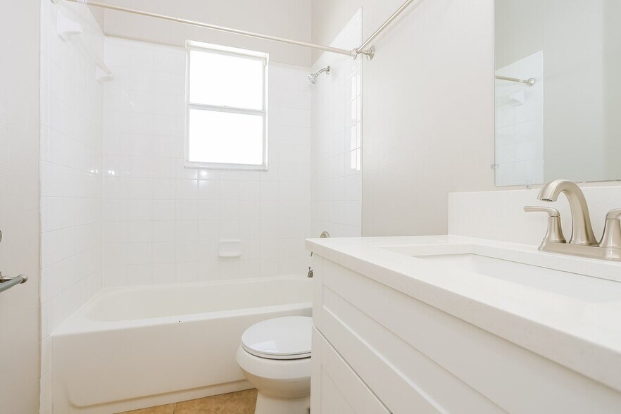 Building Photo - 7006 Monarch Park Dr