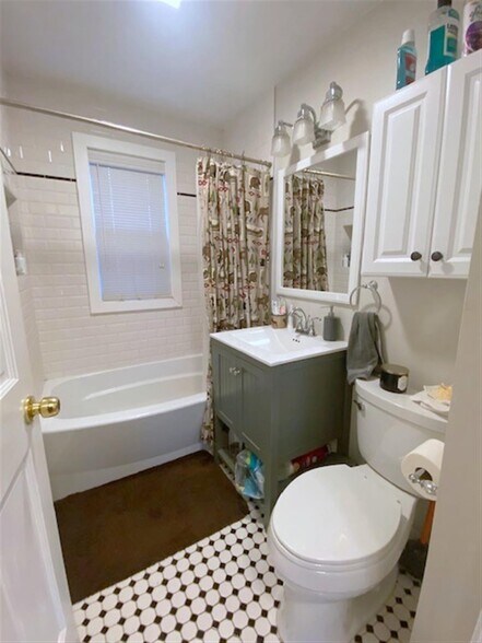 Building Photo - 519 Main St