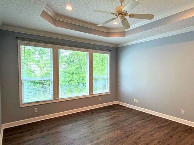 Building Photo - 3/2 fenced in yard, landscaping included !
