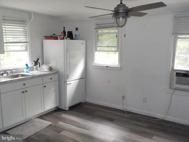 Building Photo - 16 Oak St