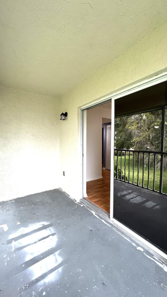 Building Photo - 1532 SE Royal Green Cir