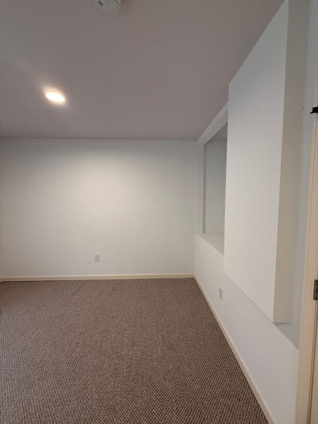 Building Photo - Spacious Rental Minutes from Downtown Nashville!