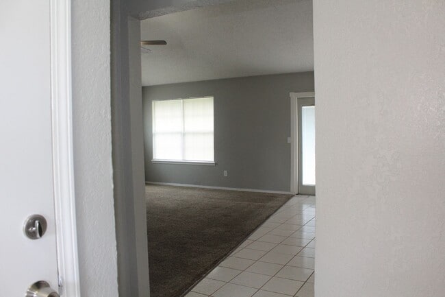 Building Photo - 3 bed 2 bath